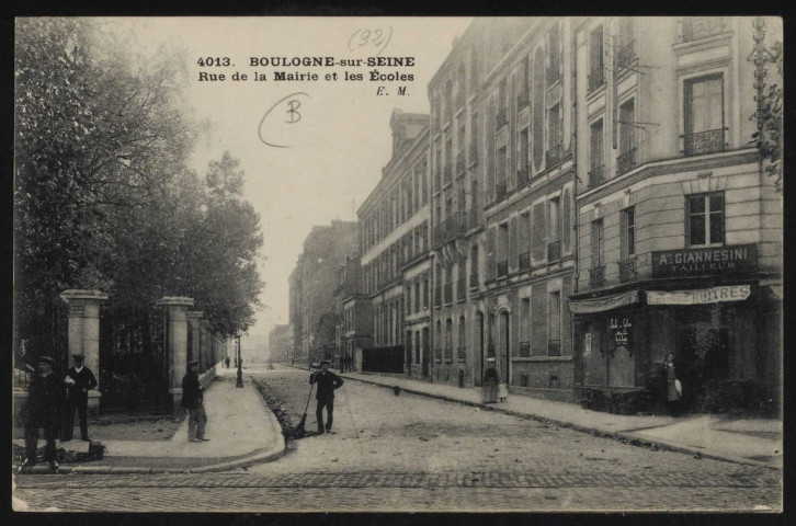 4013 - Boulogne-sur-Seine - Rue de la Mairie et les Ecoles, Boulogne-Billancourt. rue de l'Ancienne Mairie . - perspectiveLa rue de l'Ancienne Mairie depuis la route de la Reine.Au premier plan, à gauche, des hommes devant les grilles du square Léon Blum. Au centre, un balayeur. A droite, un restaurant (on y sert poules, gibier et huitres), au premier étage le tailleur A. Giannesini.