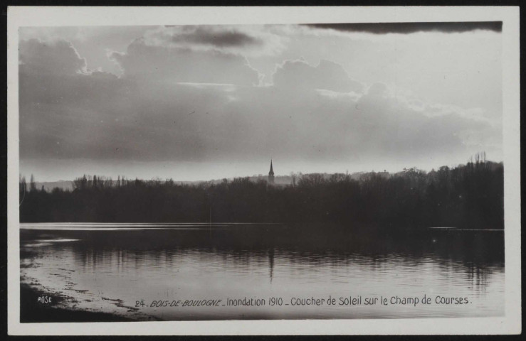 11 - Bois de Boulogne - Inondation 1910 - Coucher de soleil sur le champ de courses, Bois de Boulogne. Hippodrome de Longchamp . - Crue de la Seine, janvier 1910Vue sur l'hippodrome de Longchamp inondé. Au second plan, un clocher.