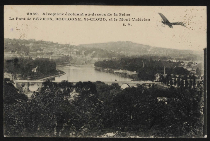 3839 - Aéroplane évoluant au dessus de la Seine: le Pont de Sèvres, Boulogne, Saint-Cloud, et le Mont Valérien (s.d.).