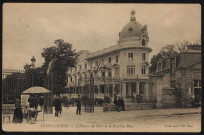 Saint-Cloud: l'entrée du parc cet le Pavillon Bleu (s.d.).
