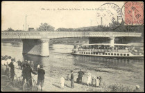 57 - Les Bords de la Seine - Le Pont de Billancourt, Boulogne-Billancourt. pont de Billancourt . - vue généraleVue au premier plan, de badauds regardant une embarcation passer sous le pont de Billancourt, depuis les quais. A droite, des cheminées.