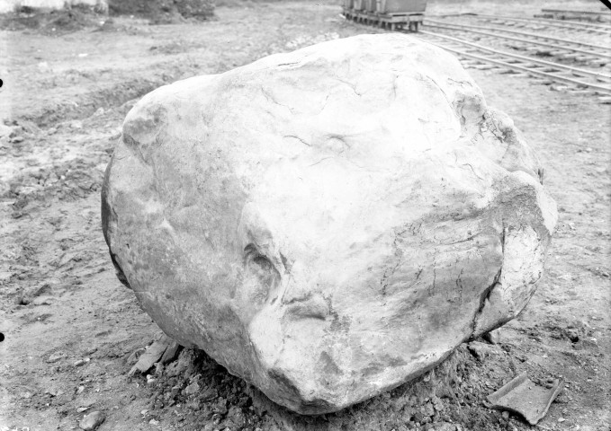 171 rue du Vieux Pont de Sèvres, pierre trouvée dans les fouilles, square