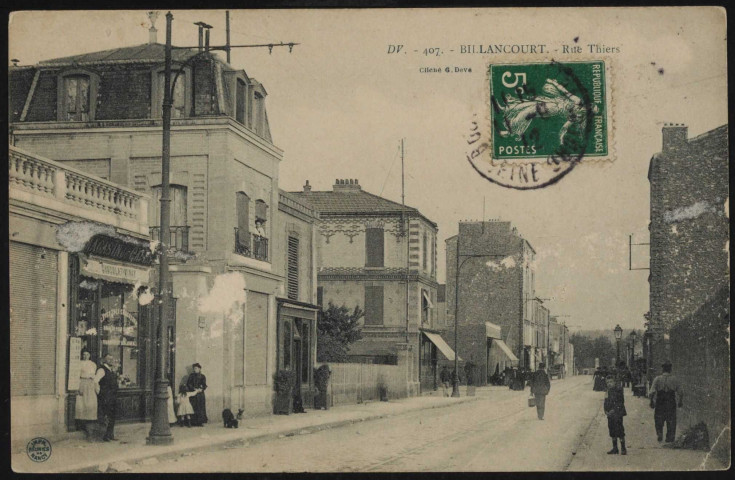 407 - Billancourt - Rue Thiers, Boulogne-Billancourt . rue Thiers . - PerspectiveAu premier plan à gauche, un magasin de cafés et du chocolat Vinay, sur la vitrine une inscription "Cafés très chocolatés". Devant la boutique, des personnes : homme, femmes, enfant et des chiens. Au premier plan à droite, un garçon et au second plan plusieurs personnes.