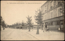 12 - Boulogne-sur-Seine - Le Marché de Billancourt, Boulogne-Billancourt . avenue Desfeux . - les postes et télégraphe et le marchéPerspective sur l'avenue Desfeux. Au 1er plan à droite, un bureau de postes et télégraphes. 2 fillettes poussent un landau.Au 2nd plan à droite, le marché de Billancourt