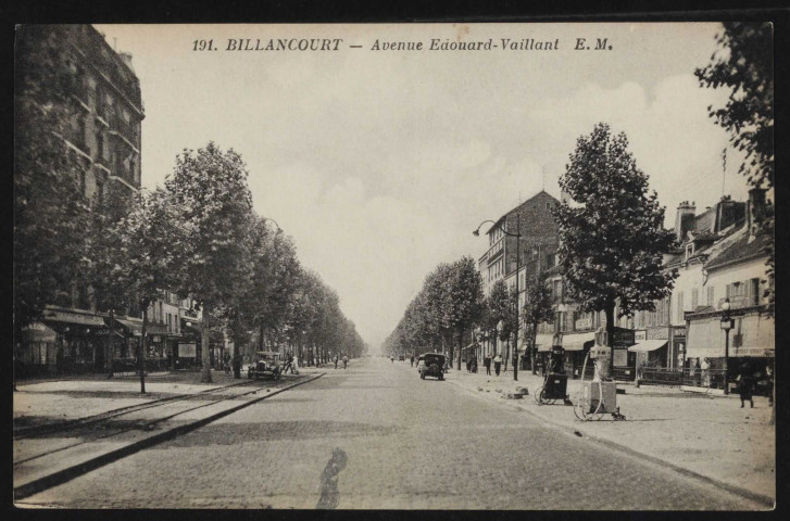 191 - Billancourt - Avenue Edouard Vaillant, Boulogne-Billancourt . avenue du Général Leclerc . - perspective - A gauche, le café Le Grillon. A droite, le café Le Rex, le coiffeur Metayer, l'imprimeur Hallé. Sur chaque trottoir, une bouche de métro de la station Billancourt.