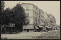 4012 - Boulogne-sur-Seine - La Grande Rue prise du Boulevard de Strasbourg, Boulogne-Billancourt . avenue Jean-Baptiste Clément . - perspectiveAu premier plan à gauche, un tramway à cheval de ligne Boulogne-Moulineaux vient du boulevard Jean Jaurès. A droite, des commerces et une charrette transportant des tonneaux.