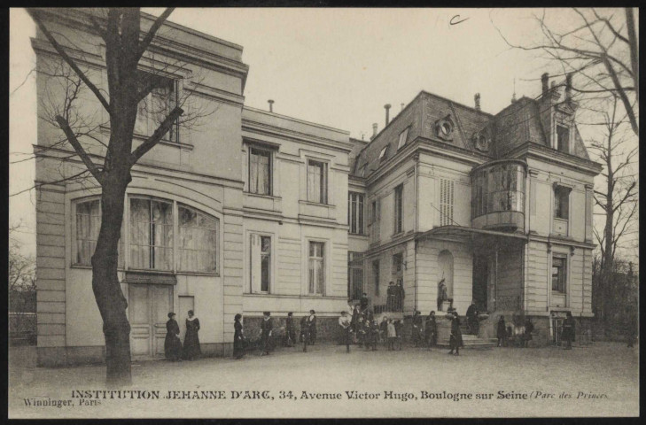 Institution Jehanne d'Arc, 34 avenue Victor Hugo, Boulogne-sur-Seine (Parc des Princes), Boulogne-Billancourt . avenue Robert Schuman . - institution Jehanne d'Arc, façadeGroupe d'écolières devant la façade de l'institution