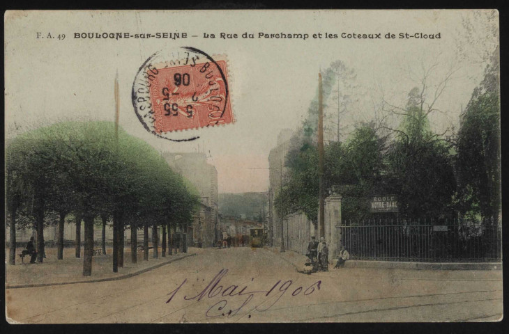 49 - Boulogne-sur-Seine - La Rue du Parchamp et les Coteaux de St-Cloud, Boulogne-Billancourt . rue du Parchamp . - perspective - Au premier plan, à gauche, la place du Parchamp. A droite le lycée Notre-Dame-de-Boulogne.- Au second plan, un tramway.