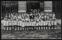 s.t, Boulogne-Billancourt . place Bernard Pallisy . - Salle des fêtesGroupe d'élèves féminines en uniforme de sport posant sur les marches de la salle des fêtes. Photographie prise lors d'une démonstration d'éducation féminine sportive et gymnique organisée par le Comité de l'Espérance, le 29 avril 1936