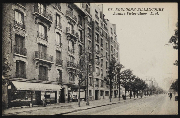 178 - Boulogne-Billancourt- Avenue Victor Hugo, Boulogne-Billancourt . avenue Victor Hugo . - perspectiveL'avenue Victor Hugo au niveau de la rue Rieux. Au premier plan à gauche, un café puis un chirurgien-dentiste puis "l'immobilier de la Seine" {actuels immeubles des n°98 et 100 avenue Victor Hugo} . A droite, l'avenue Victor Hugo.