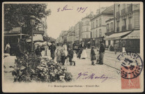 7 - Boulogne-sur-Seine, Grande-Rue, Boulogne-Billancourt . avenue Jean-Baptiste Clément . - perspectiveA gauche, un hippo-bus de la ligne Boulogne - Les Moulineaux. Au centre, des personnes posent dont des enfants, un cafetier et des chiens. A droite, des commerces : un bar "Dubonnet/le quinquin" avec un cafetier devant.