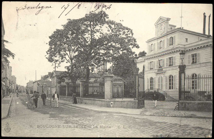 9 - Boulogne-sur-Seine - La Mairie, Boulogne-Billancourt . rue de l'ancienne mairie . - la mairie - Perspective sur la rue de l'ancienne mairie, à gauche. A droite, la grille et la façade de la mairie prise de biais (côté droit)