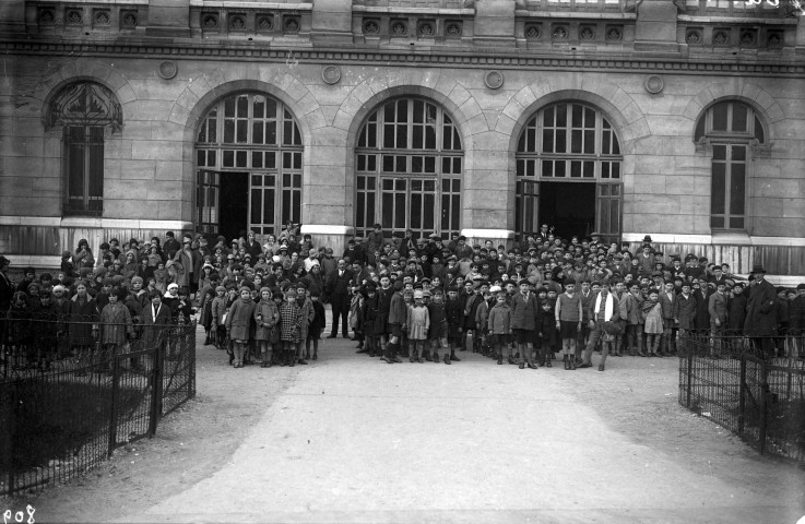 Patronage laïque, sortie de la salle des Fêtes