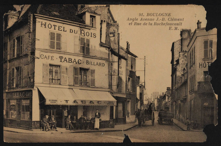 91 - Boulogne - angle Avenue J-B Clément et rue de la Rochefoucault, Boulogne-Billancourt . rue de la Rochefoucauld . - perspectiveAu premier plan, à gauche, à l'angle de l'avenue Jean-Baptiste Clément, des clients attablé à la terrasse de l'hôtel du Bois (café-tabac-billard-hôtel meublé). A droite, 2 charrettes sur la rue de la Rochefoucauld et un hôtel-restaurant