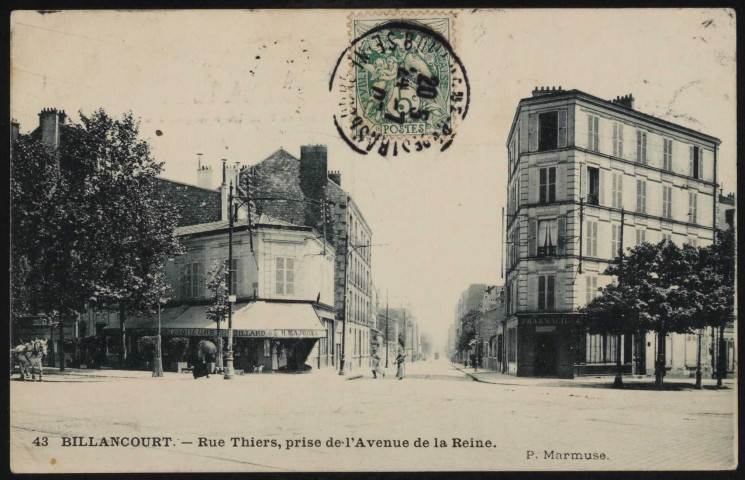 43 - Billancourt - Rue Thiers, prise de l'Avenue de la Reine, Boulogne-Billancourt . route de la Reine, rue Thiers . - PerspectiveAu premier plan la route de la Reine. Au second plan à gauche, le café billard H. Majorel, au centre la rue Thiers, à droite une pharmacie