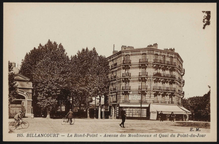 165 - Billancourt - Le Rond-Point - Avenue des Moulineaux et Quai du Point-du-Jour, Boulogne-Billancourt . place du pont de Billancourt . - vue généraleAu second plan, une boucherie/épicerie au choix P. Langlois Comestibles