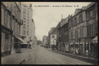 45 - Boulogne - Avenue J.-B. Clément, Boulogne-Billancourt . avenue Jean-Baptiste Clément . - perspectiveAu premier plan, à gauche, un cordonnier et un marchand de vins. A droite, un marchand de vins, une librairie, un coiffeur, une boulangerie-pâtisserie.Au second plan, à gauche, la rue du Parchamp. A droite, un hôtel et une camionnette de la blanchisserie Suzanne.