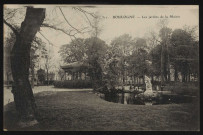 311 - Boulogne - Les jardins de la Mairie, Boulogne-Billancourt . - square Léon Blum Au premier plan à droite, l'étang et la statue en son centre. Au second plan à gauche, le kiosque et à droite un groupe d'enfants.