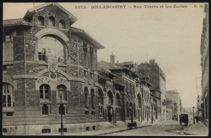 4272 - Billancourt - Rue Thiers et les Écoles, Boulogne-Billancourt . rue Thiers . - PerspectiveLa rue Thiers prise depuis le croisement avec la rue Marcel Dassault. Au premier plan à gauche, le groupe scolaire Thiers