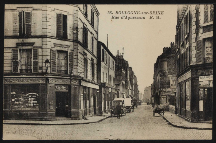 58 - Boulogne-sur-Seine - Rue d'Aguesseau, Boulogne-Billancourt . rue d'Aguesseau, au croisement rue Escudier . - perspective - A gauche, un tabac "bureau n°19" Maison Langlois. Des voitures (automobiles et hippomobiles) sont garées contre les trottoirs.