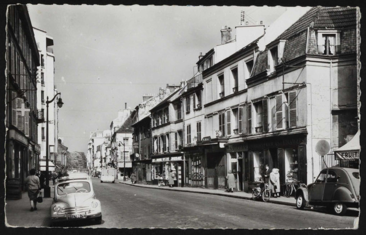 50 - Boulogne (Seine) - Avenue J.-B. Clément, Boulogne-Billancourt . avenue Jean-Baptiste Clément . - perspectiveScène de rue. A gauche, une pharmacie et une Renault 4L. A droite, une Citroën 2CV et des commerces : "produits français et étrangers" au numéro 37, le coiffeur Forvil, un marchand de journaux.