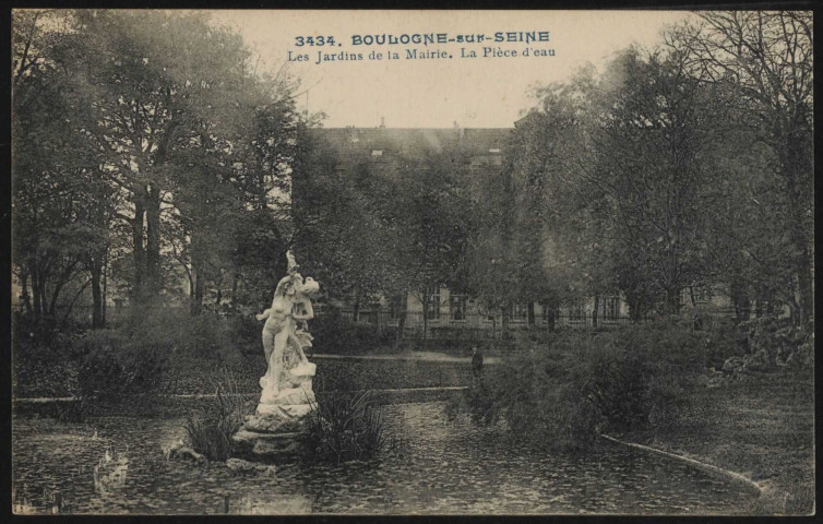 3434 - Boulogne-sur-Seine. Les Jardins de la Mairie. La Pièce d'eau, Boulogne-Billancourt . rue de Billancourt . - square Léon Blum, bassinBassin du square Léon Blum, une statue au centre