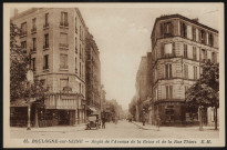 65 - Boulogne-sur-Seine - Angle de l'Avenue de la Reine et de la Rue Thiers, Boulogne-Billancourt . rue Thiers . - PerspectiveAu centre, perspective de la rue Thiers depuis la route de la Reine, au premier plan une automobile. A gauche, un café-tabac Maison Barbance, une enseigne pour une auto-école se trouve au dessus de la porte d'entrée. A droite, la pharmacie de Montcourt