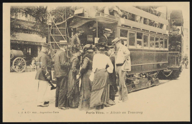 Paris Vécu. - Attente au Tramway: groupe de personne composé d'hommes et de femmes embarquant dans un tramway. A l'arrière plan: un hôtel. (s.d.)