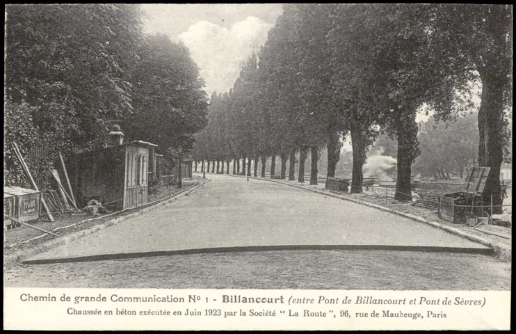 Chemin de grande communication n°1 - Billancourt (entre Pont de Billancourt et Pont de Sèvres) Chaussée en béton exécutée en juin 1923 par la Société "La Route", 96 rue de Maubeuge, Paris, Boulogne-Billancourt - quai Stalingrad, quai Georges Gorse . - ouvriers travaillant sur la chausséeVue des quai Stalingrad et Georges Gorse. Une partie de la chaussée est réalisée.