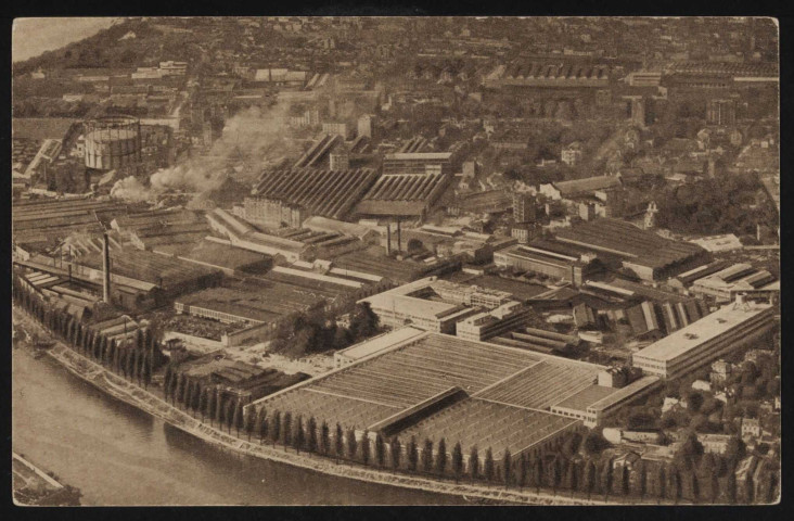 Vue générale des Usines Renault à Billancourt, Boulogne-Billancourt . quartier de Billancourt . - vue aérienneAu premier plan les usines Renault, au second plan à gauche le {gazoduc}