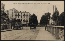 136 - Billancourt - Le Boulevard Jean-Jaurès vu du Pont, Boulogne-Billancourt . place du pont de Billancourt . - perspectiveAu premier plan, le pont de Billancourt. A gauche, l'octroi ainsi qu'une charrette remplie de tonneaux. Au centre, une automobobile. Au second plan, la place du pont de Billancourt puis le boulevard Jean Jaurès. A gauche, le café "Aux Amateurs"