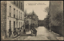 La Crue de la Seine, 30 Janvier 1910 - 72 - Billancourt, rue Gustave Sandoz, Boulogne-Billancourt . rue Gustave Sandoz . - Crue de la Seine, janvier 1910La rue Gustave Sandoz inondée. Au premier plan, à gauche, des hommes fabriquent une passerelle de fortune.