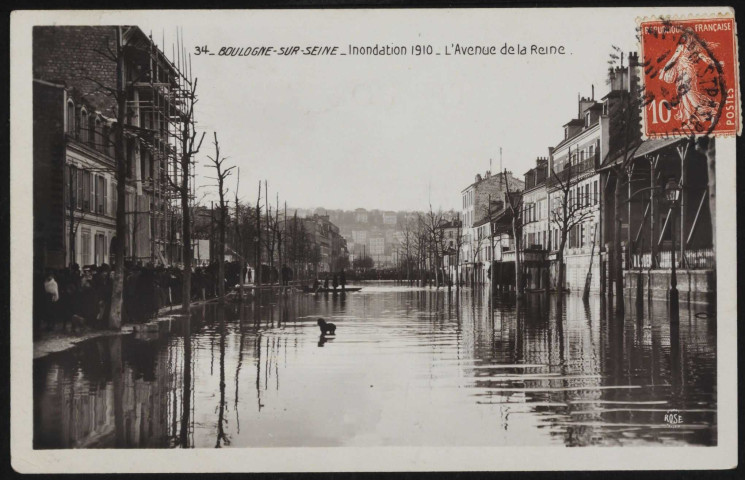 34 - Boulogne-sur-Seine - Inondation 1910 - L'Avenue de la Reine, Boulogne-Billancourt. quai du Quatre Septembre . - Crue de la Seine, janvier 1910 - Perspective sur la route de la Reine inondée. A gauche et au second plan au centre des attroupements. Au premier plan, au centre, un chien. Au troisième plan, au centre, Saint-Cloud.