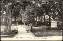 7 - Boulogne-sur-Seine - Les Jardins de la Mairie, Boulogne-Billancourt. square Léon Blum . - vue généraleVue, au centre, de trois enfants dans le square Léon Blum et à droite, d'une "sculpture".