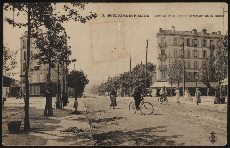 3 - Boulogne-sur-Seine - Avenue de la Reine, Carrefour de la Reine, Boulogne-Billancourt . route de la Reine . - PerspectivePerspective sur la route de la Reine. Au premier plan, des enfants, des femmes et des hommes à vélo.Au second plan, à gauche, une pharmacie.