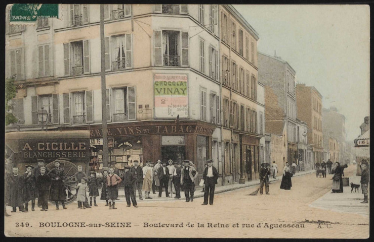 349 - Boulogne-sur-Seine - Boulevard de la Reine et rue d'Aguesseau, Boulogne-Billancourt . carrefour route de la Reine et rue d'Aguesseau . - perpective Scène de rue.A gauche, un camion de blanchisserie A. Cicille. Faisant l'angle au numéro 97, la Maison Morel, marchand de bière, vins, tabac, comestibles. Au dessus de l'entrée, une publicité pour le chocolat Vinay.A droite, une boulangerie.