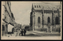Boulogne-sur-Seine. - La rue de l'Eglise. Deux femmes et un enfant dans la rue, un homme marche devant eux. A gauche, deux chiens sur le trottoir.