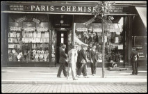 (sans titre), Boulogne-Billancourt . - Braderie commercialeScène de rue lors de la Braderie Commerciale. Devanture du commerce "Paris Chemise". Au centre, présence d'André Morizet. A droite, un enfant dans une caisse à savon.