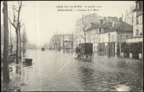 Crue de la Seine - 30 Janvier 1910 - Boulogne - L'avenue de la Reine, Boulogne-Billancourt. route de la Reine . - Crue de la Seine, janvier 1910Vue sur la route de la Reine inondée. A gauche, des piétons empruntent des passerelles de fortune. Au centre et au second plan, des hippomobiles. A droite, le Grand Hôtel et le brocanteur Monachon.