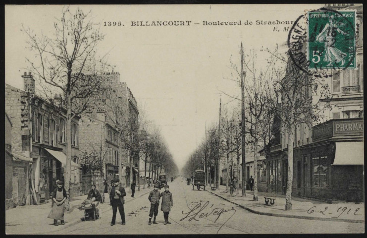 1395 - Billancourt, Boulevard de Strasbourg, Boulogne-Billancourt . boulevard Jean Jaurès . - perspective - Au premier plan, gauche et au centre des personnes posent. A droite, la pharmacie centrale.Au second plan, au centre, des hippomobiles.