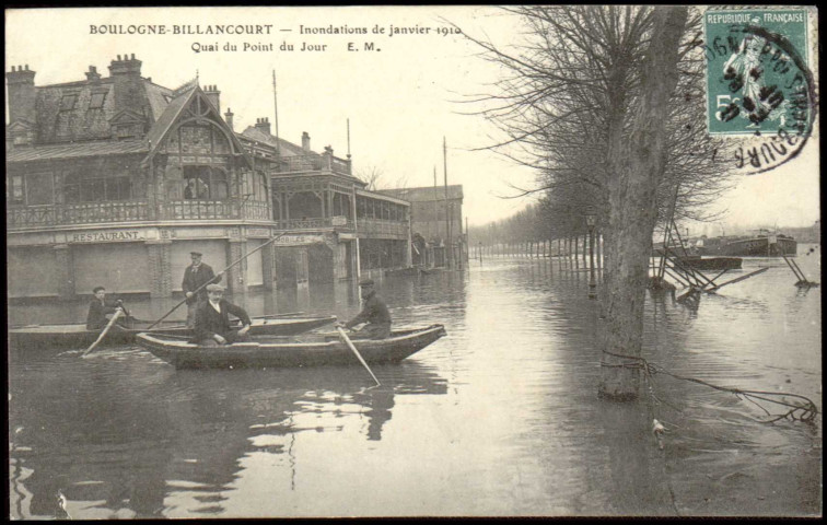 Boulogne-Billancourt - Inondations de janvier 1910 - Quai du point du jour, Boulogne-Billancourt . Quai du Point-du-Jour . - Crue de la Seine, janvier 1910Vue sur le quai du Point-du-Jour inondé.Au 1er plan, à gauche 2 embarcations avec 4 personnes à bordAu 2nd plan, à gauche, le restaurant "La belle meunière", à droite, une péniche