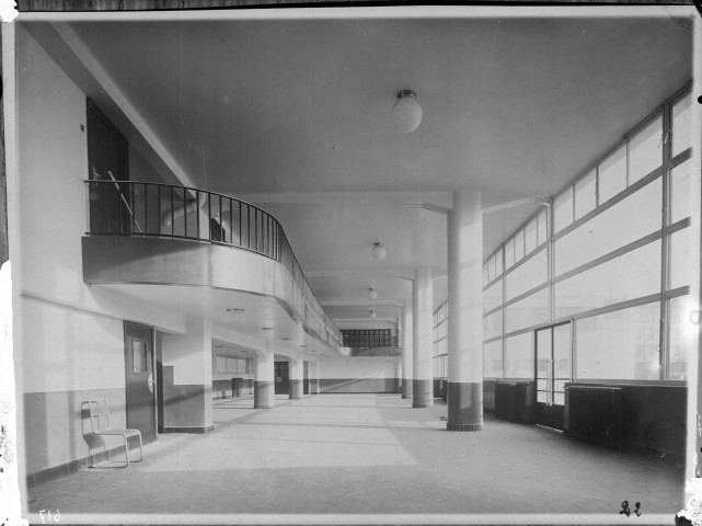 Ecole Jean-Baptiste Clément, préau couvert des garçons avec ses galeries en entresol