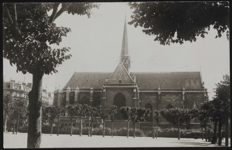 Eglise Notre-Dame. - Square du Parchamp. (sans intitulé) (s.d.)