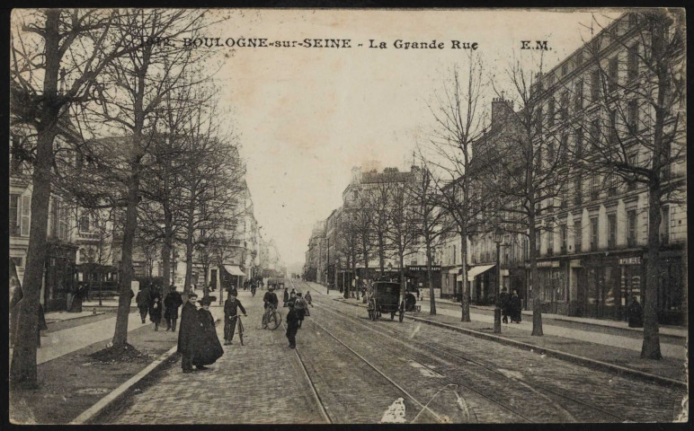 1012 - Boulogne-sur-Seine - La Grande Rue, Boulogne-Billancourt . avenue Jean-Baptiste Clément . - perspectiveAu premier plan, au centre, des personnes à pied et à vélo se promènent. A droite une hippomobile et sur le trottoir, des commerces dont une imprimerie.Au secon plan, à gauche la place Bernard Palissy et à droite, la poste-télégraphe de la rue de Billancourt.