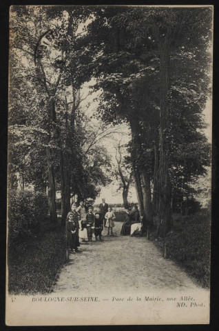 43 - Boulogne s/ Seine - Le Jardin de la Mairie, Boulogne-Billancourt . - square Léon Blum Au centre, un groupe d'enfants et de personnes adultes dans une allée du square