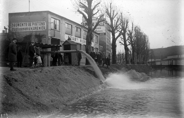 Inondation, pompe en action devant les établissements H. Grenier