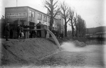 Inondation, pompe en action devant les établissements H. Grenier