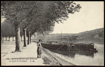 24 - Boulogne-sur-Seine - Le Quai de Boulogne, Boulogne-Billancourt . quai Alphonse Le Gallo . - perspective sur la SeinePerspective sur le quai Alphonse Le Gallo à gauche et sur la Seine à droite. Au centre une femme regarde vers la Seine.