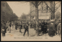 3520 - Billancourt - Sortie des Usines Renault, Boulogne-Billancourt . rue Yves Kermen . - ouvriers des usines RenaultA gauche les usines.