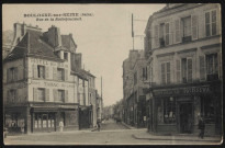 Boulogne-sur-Seine - Rue de la Rochefoucault, Boulogne-Billancourt . avenue Jean-Baptiste Clément, rue de la Rochefoucauld . - Perspective - Au premier plan, l'avenue Jean-Baptiste Clément, à gauche l'hôtel du bois et à droite une boulangerie-pâtisserie. Au second plan, au centre la rue de la Rochefoucauld et à droite un café